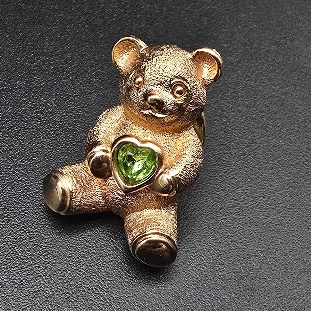 Avon Teddy Bear August Birthstone Pin Gold Tone Green Rhinestone Heart Vintage